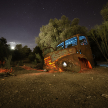 Camión abandonado en un campo de olivos cerca de Quijorna. Iluminado con linternas y flash.