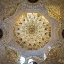 Sala de las Dos Hermanas que pertenece al Palacio de los Leones en el conjunto palatino nazarí de la Alhambra de Granada