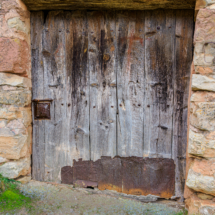 Puerta vieja de madera con cerradura antigua y dintel de madera